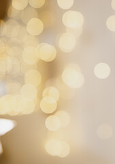 Obraz premium Bokeh in the New Year's interior, lights from a Christmas garland. Background for winter holidays.