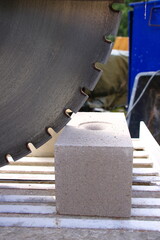 Sägeblatt einer Steinsäge steht an einem Mauerstein an