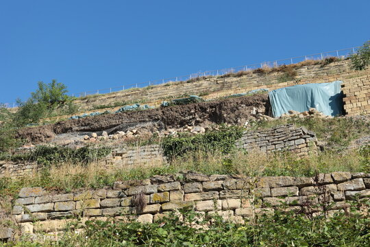 Reparaturarbeiten an einer Steinmauer in einem Weinberg bei Asperg