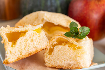 りんごバターメロンパン