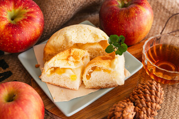 秋の味覚　りんごバターメロンパンと紅茶