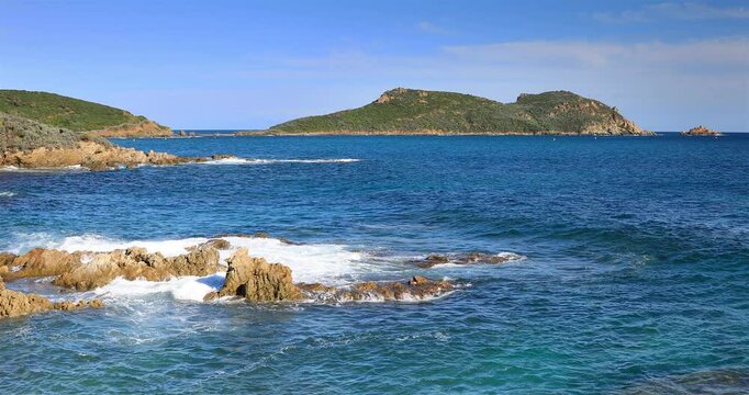 Randonn&eacute;e au bord de la Mer M&eacute;diterran&eacute;e avec le Cap Taillat en arri&egrave;re plan .