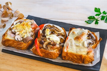 焼きキノコのトースト