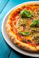 Pizza con pesto alla genovese, cibo italiano 