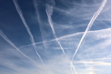 Kondensstreifen am blauen Himmel