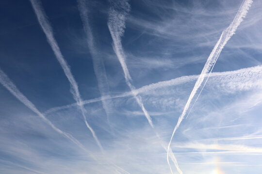 Kondensstreifen am blauen Himmel