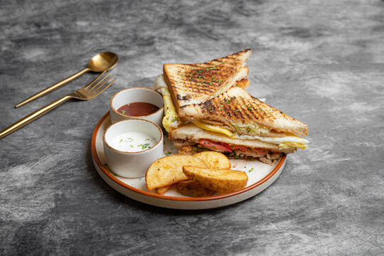 Cheese grilled with red sauce and maionese
