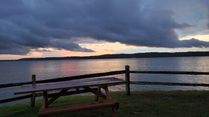 Obraz premium sunset over the lake