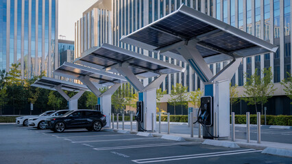 Obraz premium A solar-powered electric car charging station with sleek solar panels overhead, providing power directly from the sun to vehicles in a futuristic setting.
