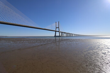 Le pont Vasco de Gama, viaduc sur l'estuaire du fleuve Tage, dans le quartier d'affaires le parc des nations, ville de Lisbonne, Portugal