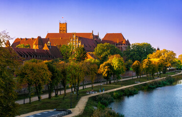 Obraz premium Malbork Castle and the Nogat river in autumn