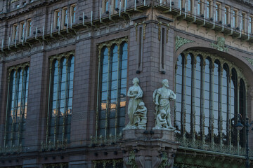 Obraz premium Historic building facade with statues and large arched windows