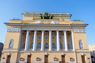 Obraz premium Neoclassical theater building with columns and chariot sculpture