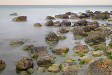 Felsen und Wasser