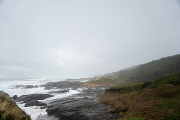 Obraz premium waves crashing on rocks