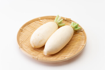 竹ざるに載った辛味大根