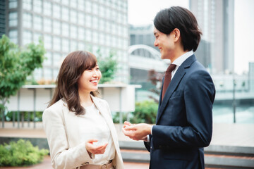 Obraz premium 都会のビジネスマン、ビジネスウーマン（話す） 