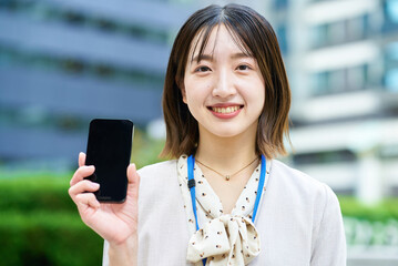 スマートフォンを手にする若いビジネスウーマン