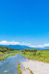 青空と川の風景