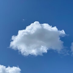 Obraz premium Serene Cloud Above a Clear Blue Sky: Nature's Tranquil Atmosphere