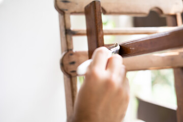 Obraz premium Hand painting wooden chair with wood varnish