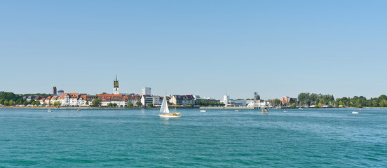 Anblick der Stadt Friedrichshafen am Bodensee in Deutschland vom Wasser aus 