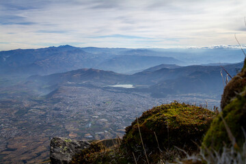 Vista a la cuidad desde  de la cima del volcán Imbabura
