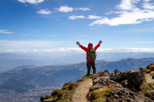 Persona extendiendo los brazos en la cima de las monta&ntilde;as, logro el &eacute;xito en la cima de la monta&ntilde;a