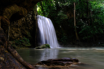 Obraz premium Erawan waterfall in Erawan national park Kanchanaburi province, Thailand