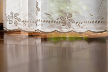 風に揺れるカーテンの裾