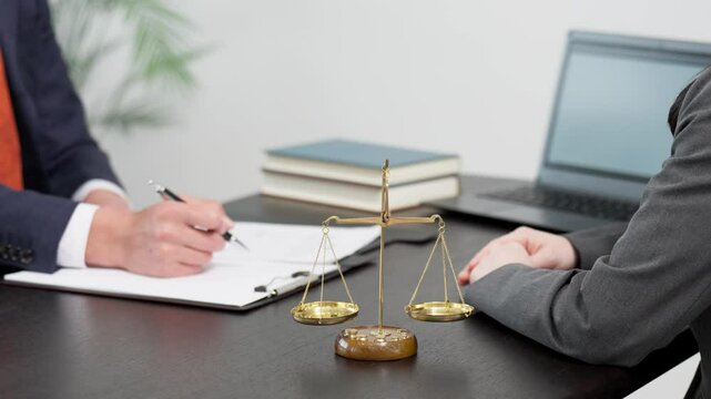 トラブルの相談を受ける弁護士の手元