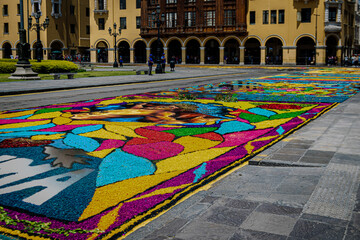Sinfon&iacute;a de Colores Un Alfombra Urbana Ef&iacute;mera