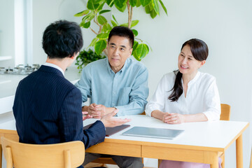 相談するシニア夫婦