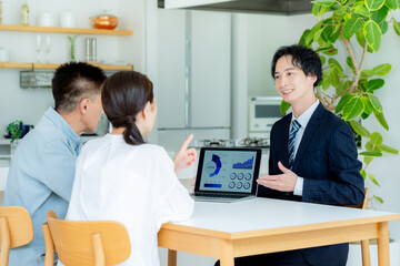 真剣に話すコンサルタント