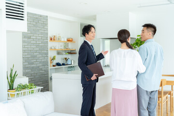 ショールームを見学するシニア夫婦
