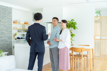ショールームを見学するシニア夫婦