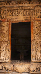 Obraz premium Carved entrance to the garbhagriha (sanctum sanctorum) at Bhuteshwara Shiv Temple, located in Kadwaya, Ashoknagar, Madhya Pradesh, India.