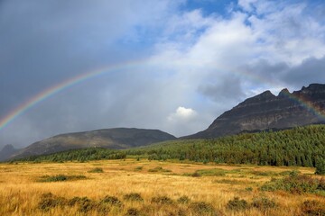 Obraz premium A double rainbow over Glacier National Park at dawn