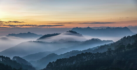 Obraz premium Panorama of sky and cloud with fog on mountain background in thailand