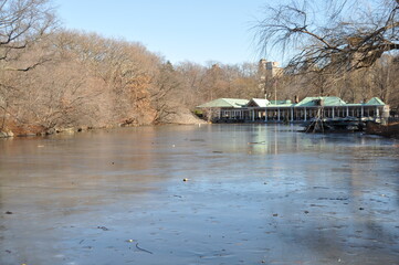 Obraz premium bridge over river in winter