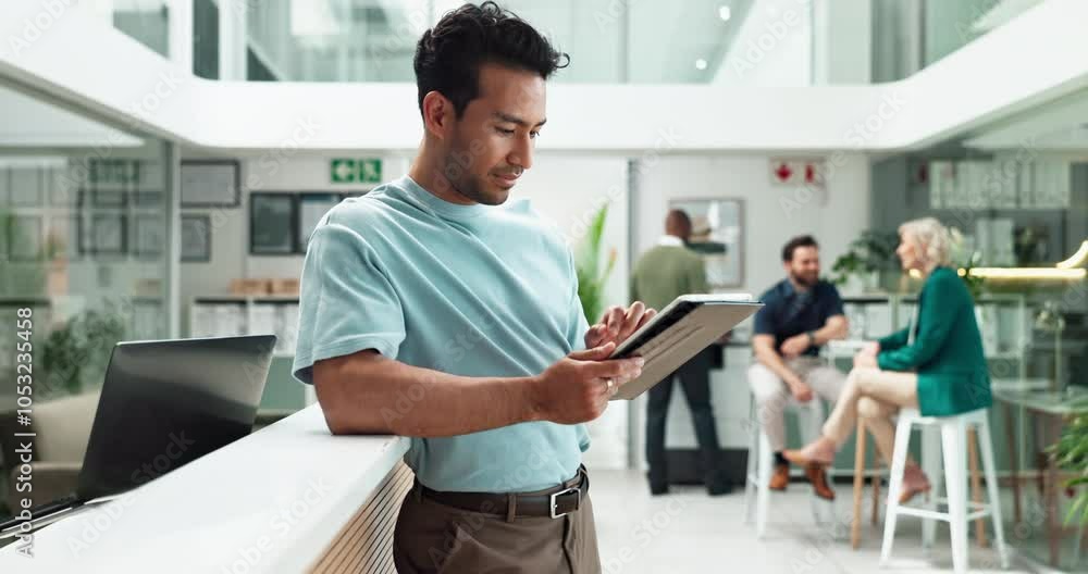 Aufkleber business man, tablet and office at creative agency and coworking for content creation and post manag