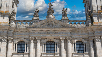 Detalle ventanas superiores, frontón y estatuas de la fachada principal catedral de Lugo, España. Con cielo editado