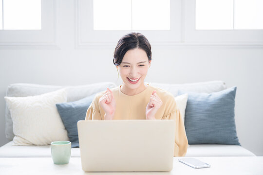 Woman posing with guts in front of computer Image of qualification, success, study, etc.