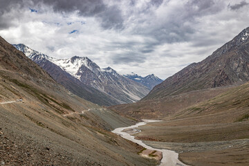 Obraz premium Beautiful view of himalayan mountain landscape at dhar pallamo and chenab river road from batal to chandratal in lahaul and spiti, himachal pradesh, India
