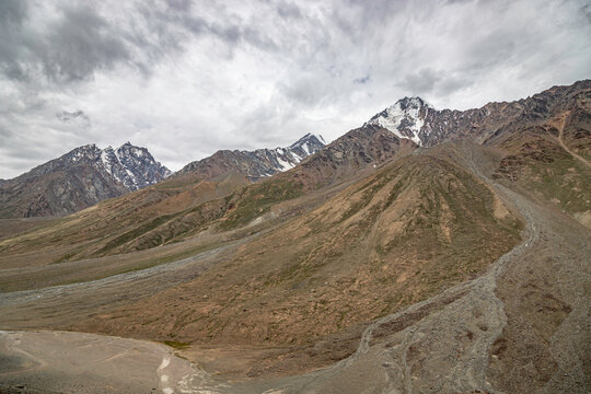Beautiful view of himalayan mountain landscape at dhar pallamo and chenab river road from batal to chandratal in lahaul and spiti, himachal pradesh, India