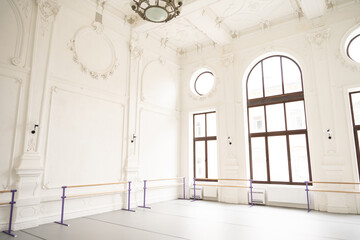 Studio with white walls and open space for ballet and yoga classes © zinkevych