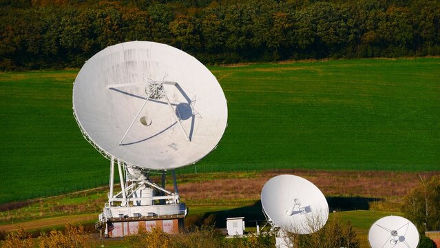 Paraboles de la station de t&eacute;l&eacute;communication spatiale de Bercenay-en-Othe dans l'Aube. France Europe