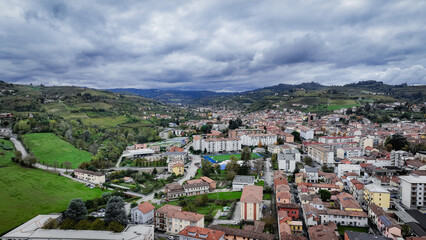 Obraz premium Stunning panoramic view of Alba Italy showcasing lush hills and charming architecture