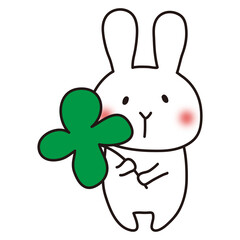 四葉のクローバーを持っている白いうさぎ