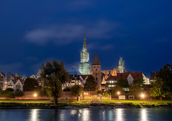Blick auf das Ulmer M&uuml;nster mit Donau bei Nacht, Ulm, Baden-W&uuml;rttemberg, Deutschland